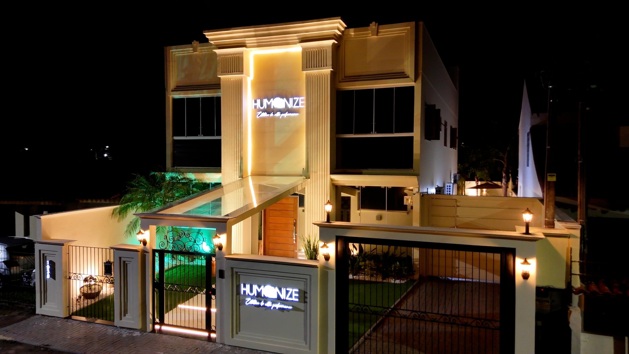 Fachada iluminada da Humanize Odontologia à noite, Taquara/RS